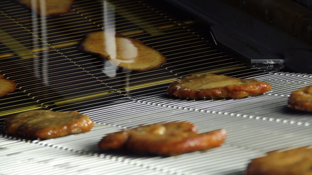Schnitzel auf Laufband von Fritteuse AGF von alco food machines fry